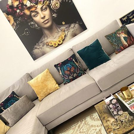 Barcelona Chic Apartments- Free Parking - 10 Min From Bcn City Centre By Metro מראה חיצוני תמונה