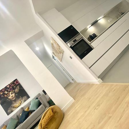 Barcelona Chic Apartments- Free Parking - 10 Min From Bcn City Centre By Metro מראה חיצוני תמונה