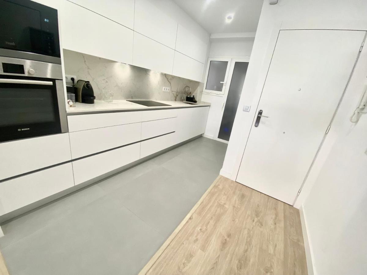 Barcelona Chic Apartments- Free Parking - 10 Min From Bcn City Centre By Metro מראה חיצוני תמונה