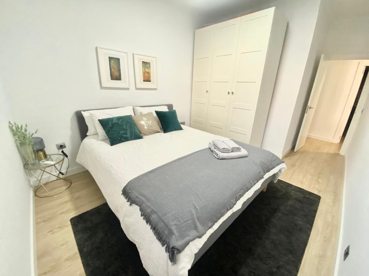 Barcelona Chic Apartments- Free Parking - 10 Min From Bcn City Centre By Metro מראה חיצוני תמונה
