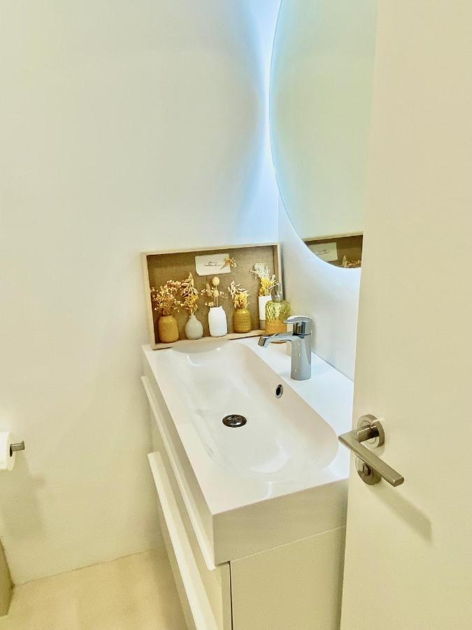Barcelona Chic Apartments- Free Parking - 10 Min From Bcn City Centre By Metro מראה חיצוני תמונה