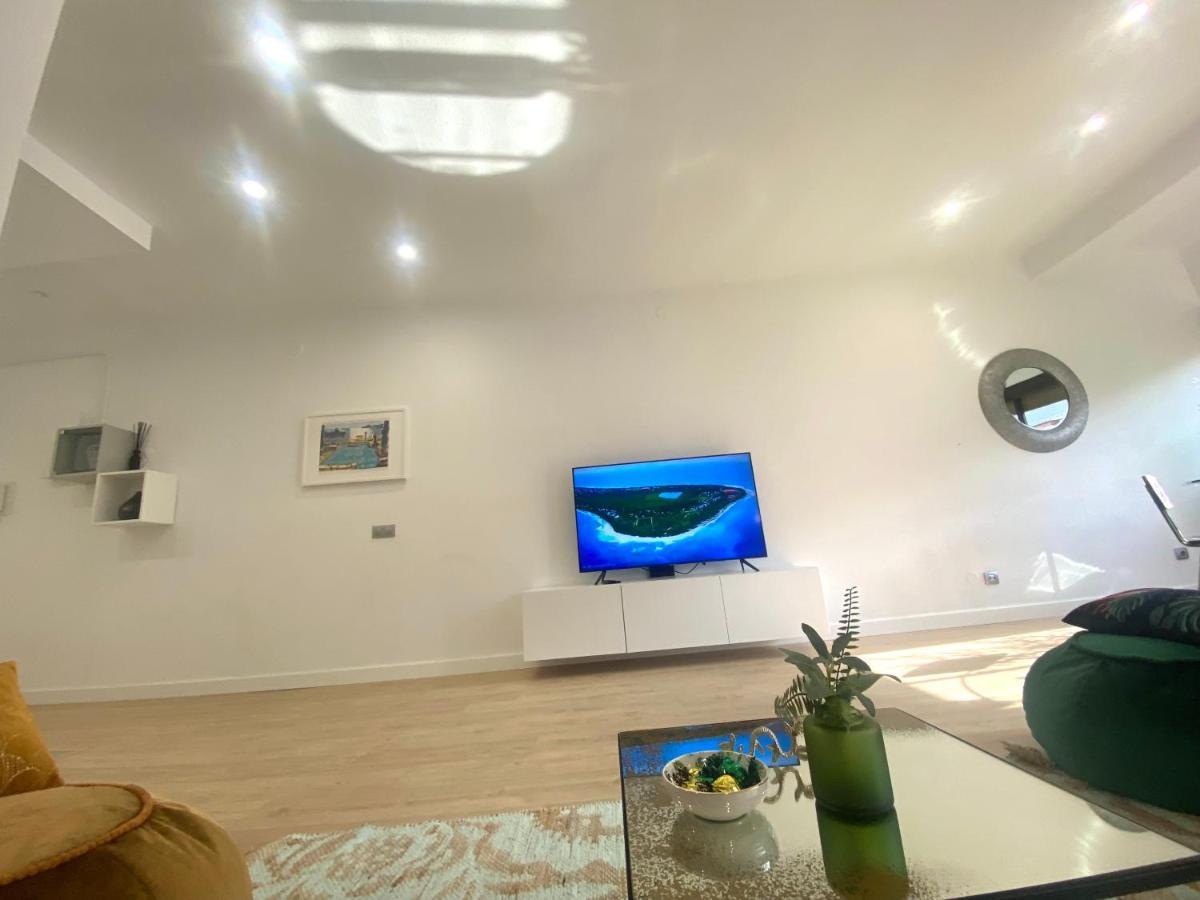 Barcelona Chic Apartments- Free Parking - 10 Min From Bcn City Centre By Metro מראה חיצוני תמונה