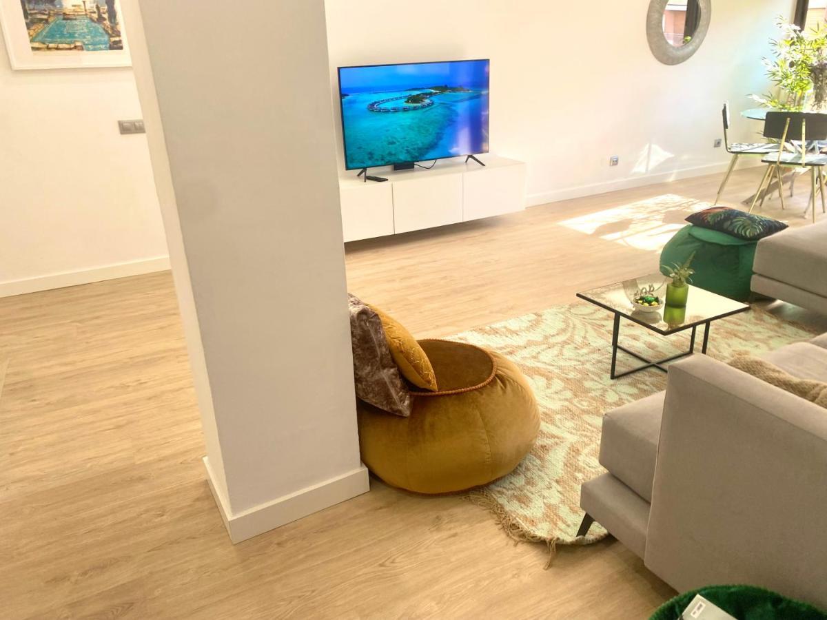 Barcelona Chic Apartments- Free Parking - 10 Min From Bcn City Centre By Metro מראה חיצוני תמונה