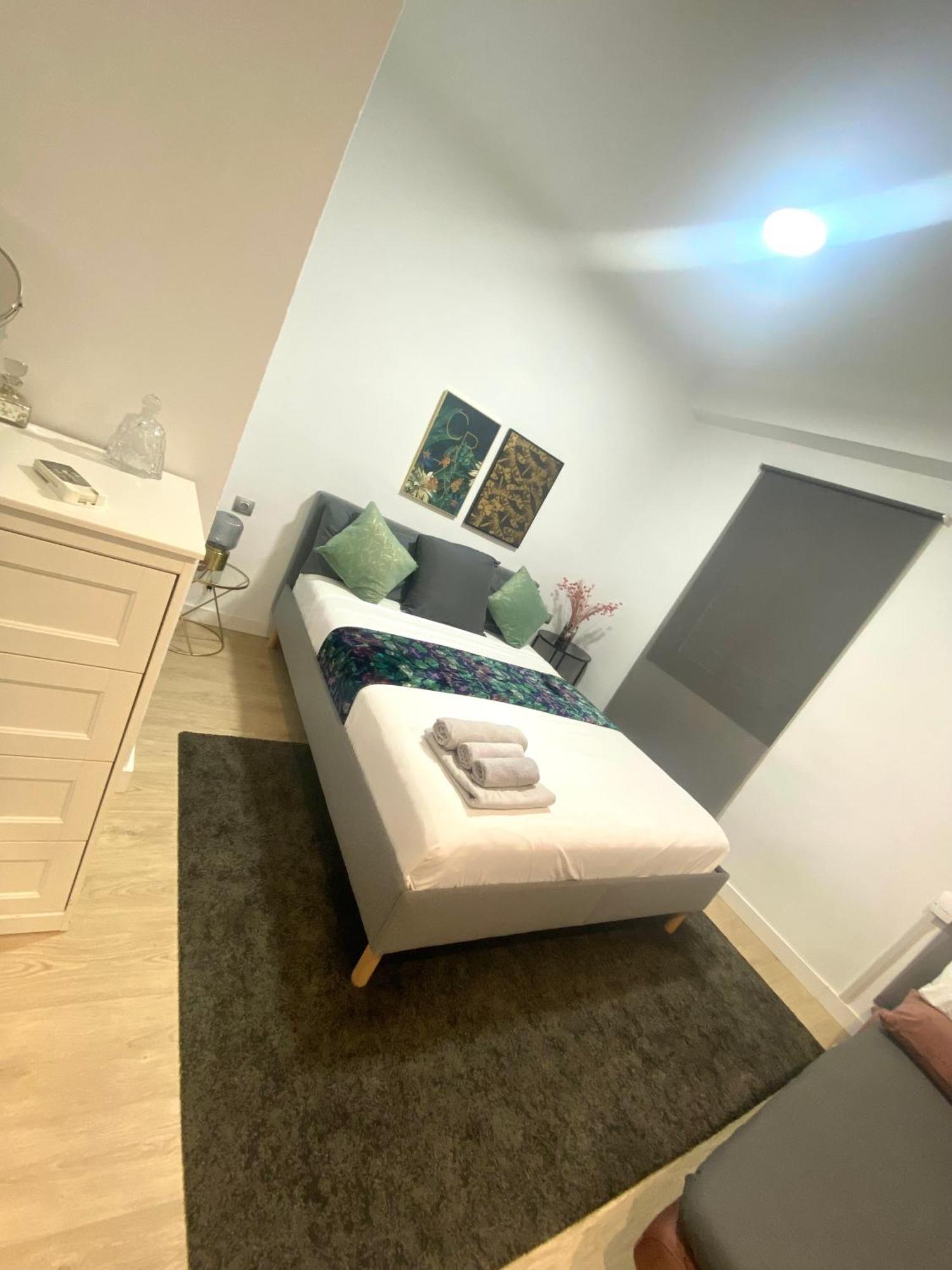 Barcelona Chic Apartments- Free Parking - 10 Min From Bcn City Centre By Metro מראה חיצוני תמונה