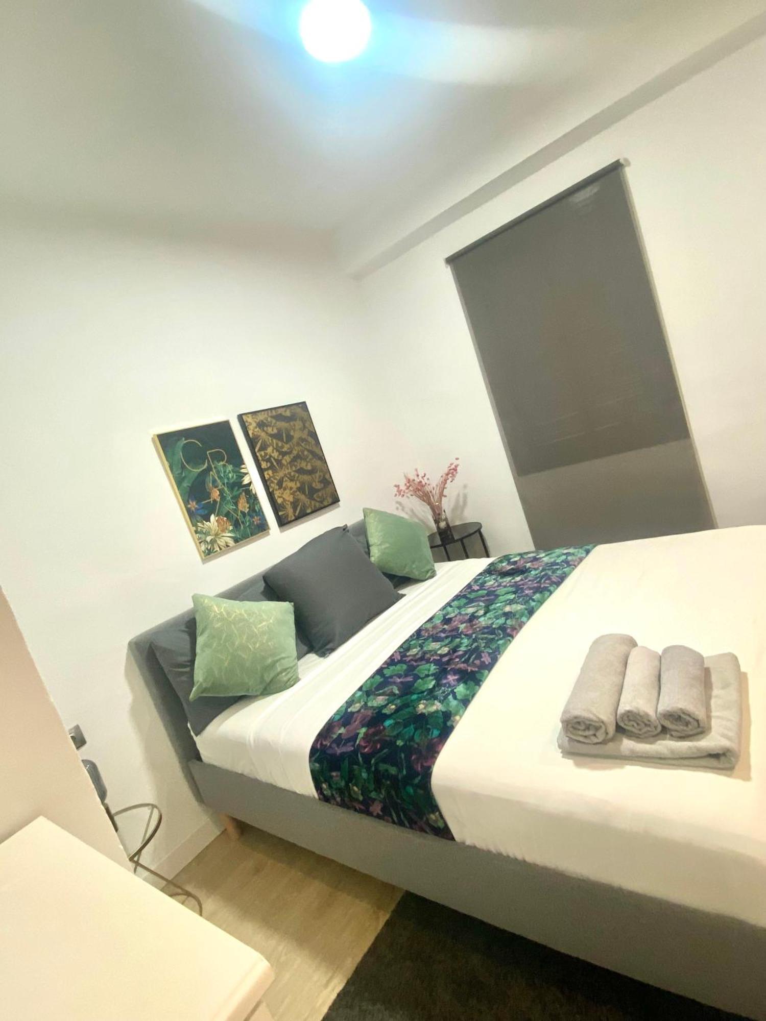 Barcelona Chic Apartments- Free Parking - 10 Min From Bcn City Centre By Metro מראה חיצוני תמונה