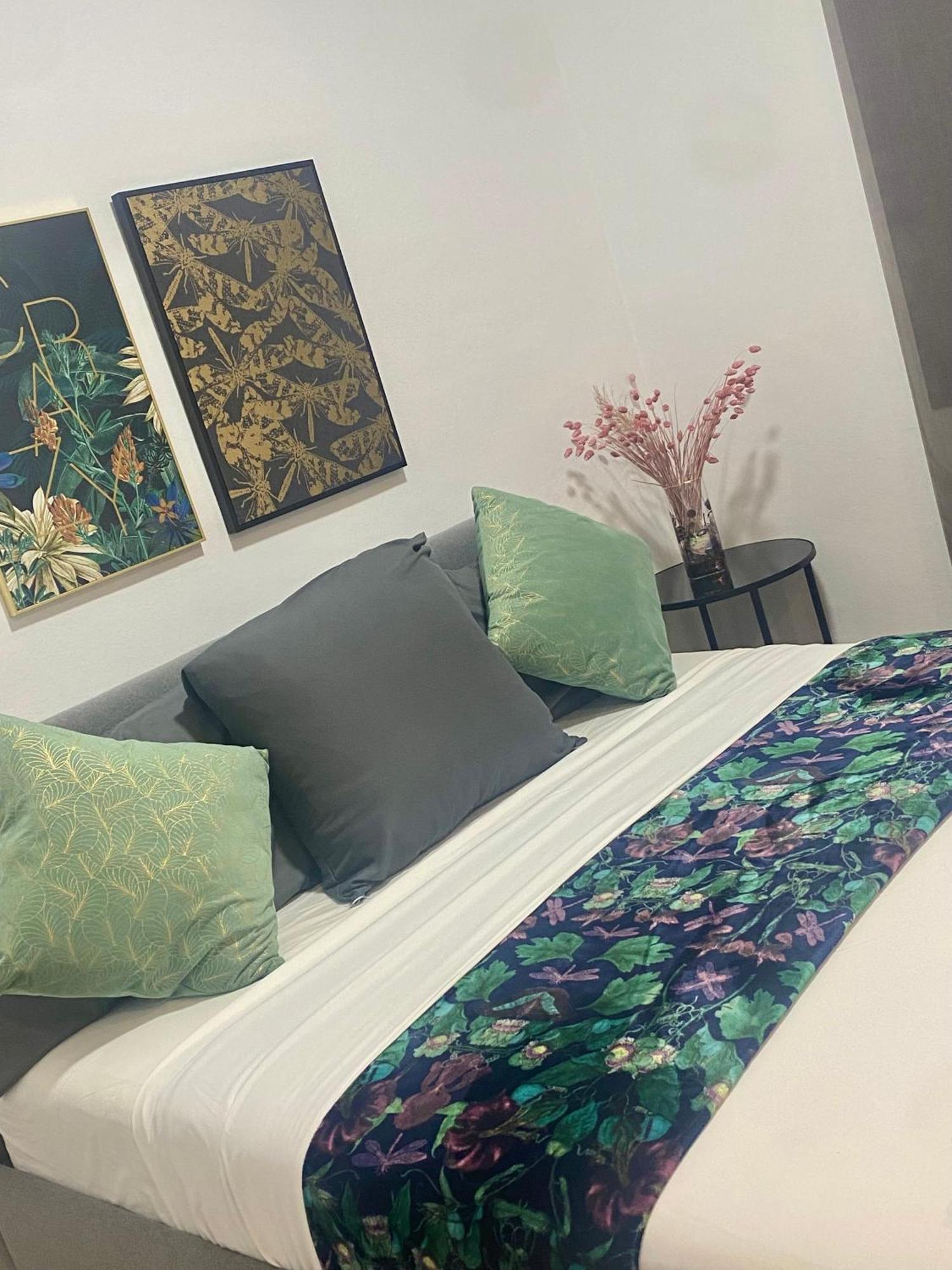 Barcelona Chic Apartments- Free Parking - 10 Min From Bcn City Centre By Metro מראה חיצוני תמונה