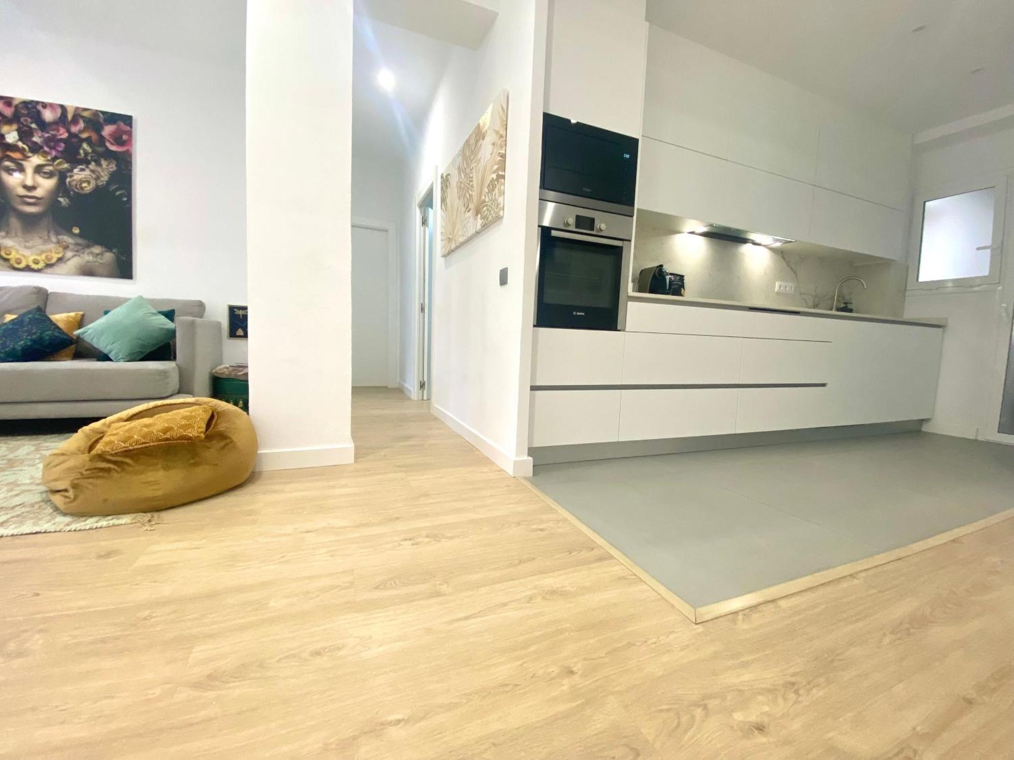 Barcelona Chic Apartments- Free Parking - 10 Min From Bcn City Centre By Metro מראה חיצוני תמונה