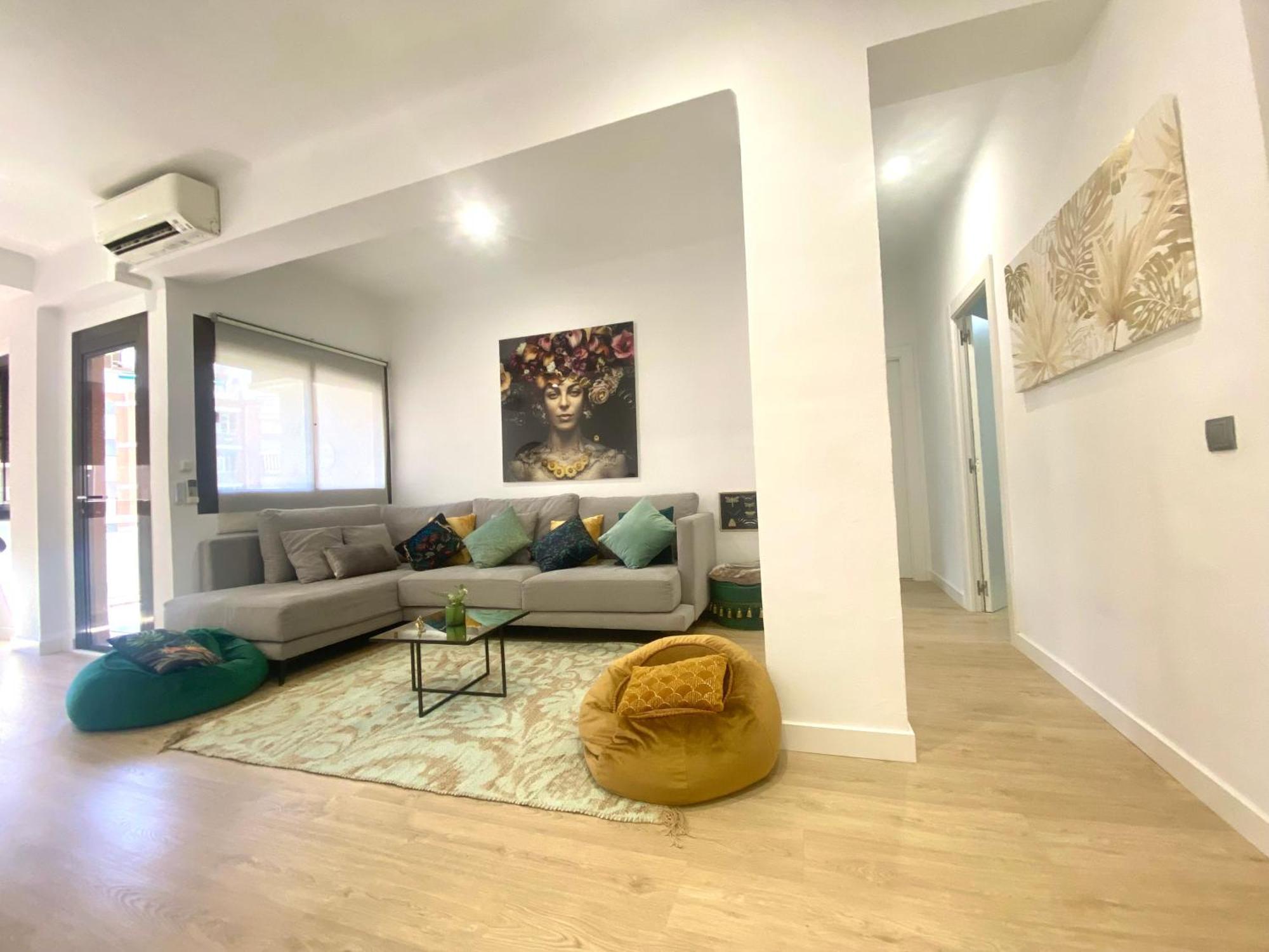 Barcelona Chic Apartments- Free Parking - 10 Min From Bcn City Centre By Metro מראה חיצוני תמונה