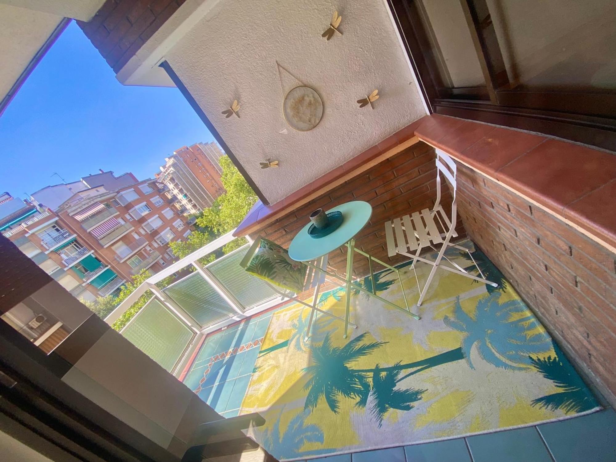 Barcelona Chic Apartments- Free Parking - 10 Min From Bcn City Centre By Metro מראה חיצוני תמונה